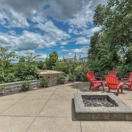Walk To Broadway Riverfront Condo With Pool 내슈빌 외부 사진