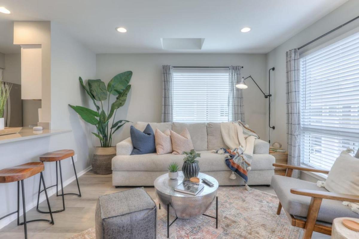 Walk To Broadway Riverfront Condo With Pool 내슈빌 외부 사진