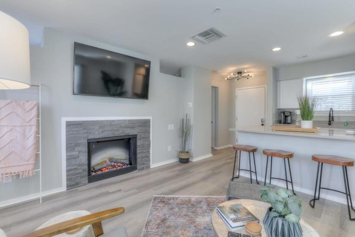 Walk To Broadway Riverfront Condo With Pool 내슈빌 외부 사진