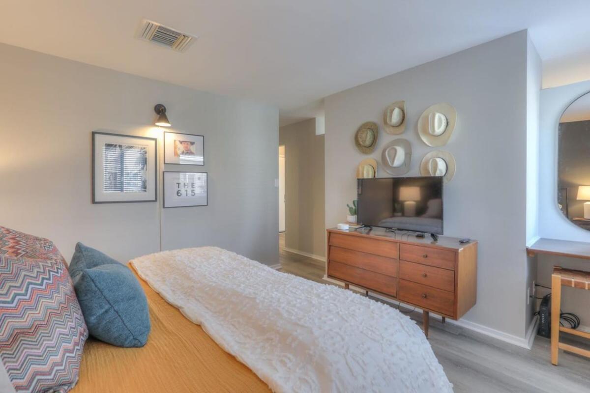 Walk To Broadway Riverfront Condo With Pool 내슈빌 외부 사진