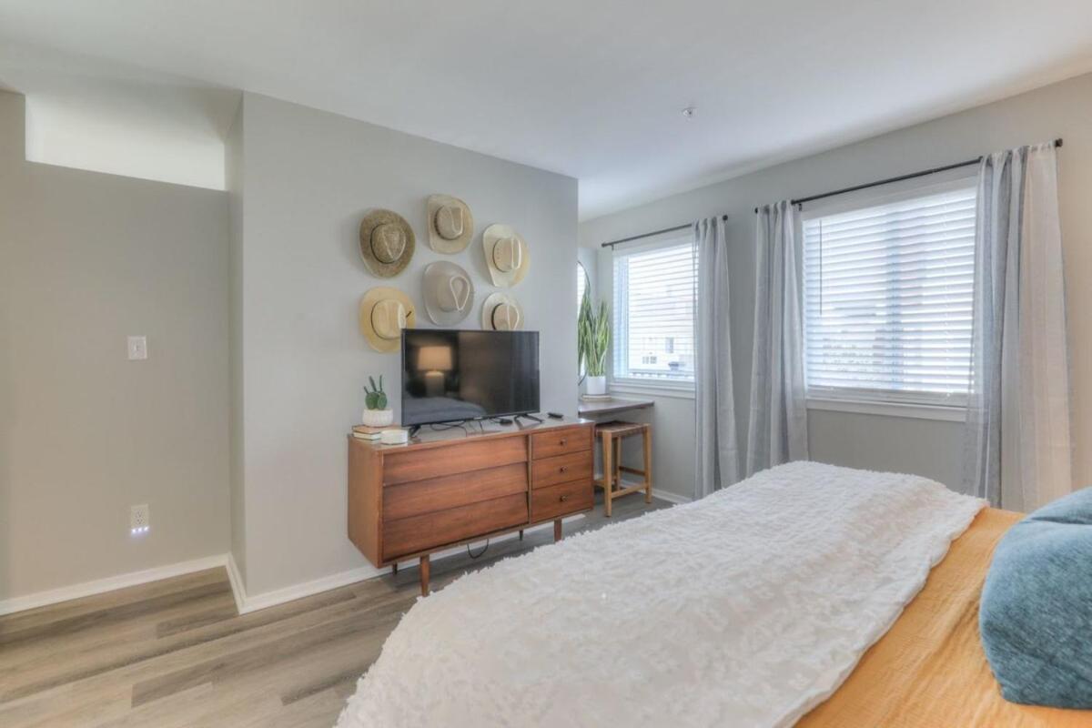 Walk To Broadway Riverfront Condo With Pool 내슈빌 외부 사진