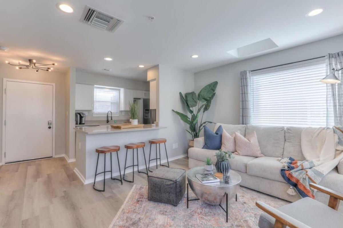 Walk To Broadway Riverfront Condo With Pool 내슈빌 외부 사진