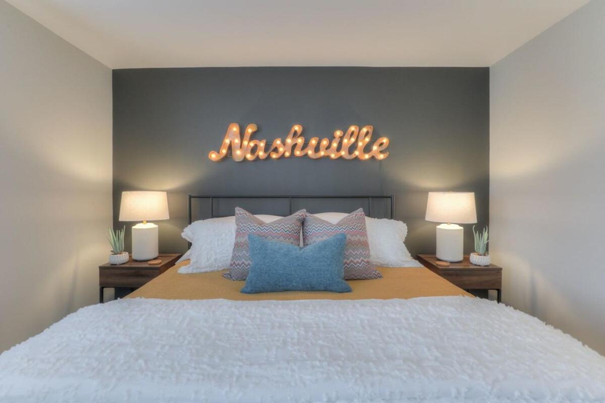 Walk To Broadway Riverfront Condo With Pool 내슈빌 외부 사진