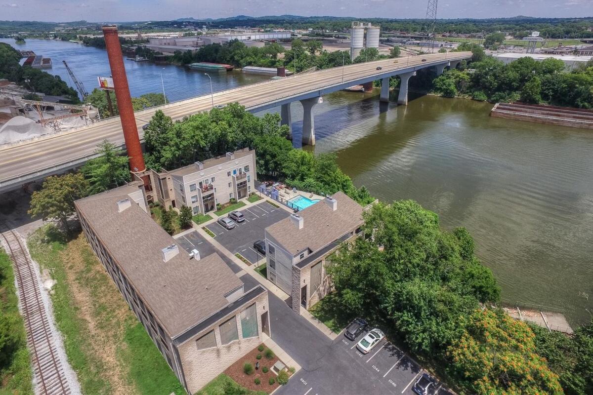 Walk To Broadway Riverfront Condo With Pool 내슈빌 외부 사진