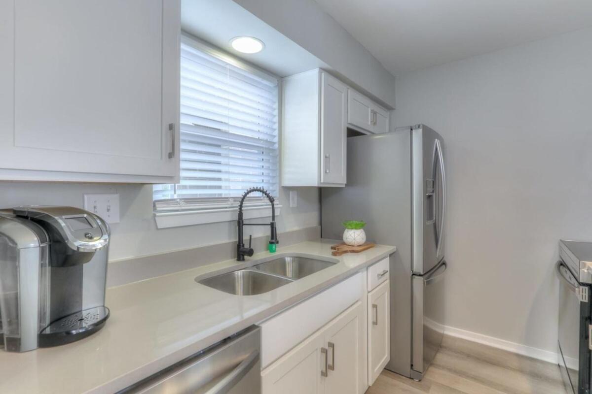 Walk To Broadway Riverfront Condo With Pool 내슈빌 외부 사진