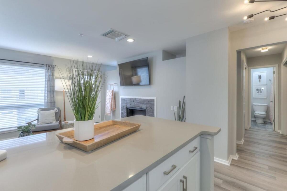 Walk To Broadway Riverfront Condo With Pool 내슈빌 외부 사진