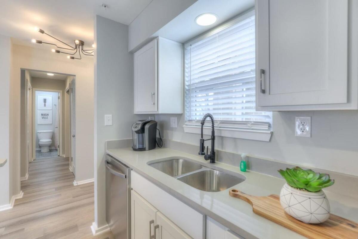 Walk To Broadway Riverfront Condo With Pool 내슈빌 외부 사진