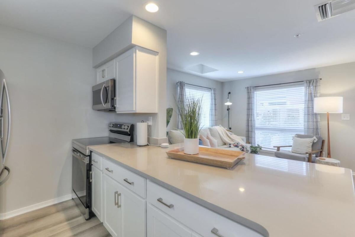 Walk To Broadway Riverfront Condo With Pool 내슈빌 외부 사진