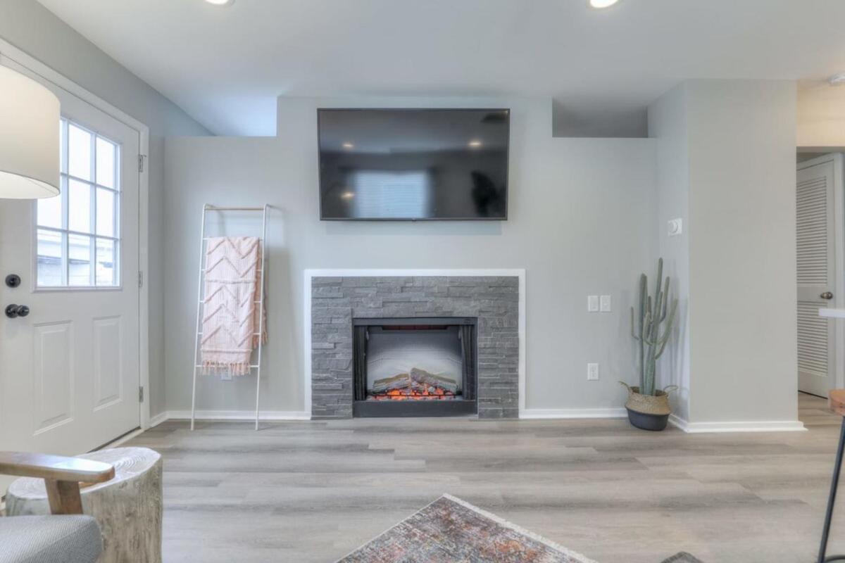 Walk To Broadway Riverfront Condo With Pool 내슈빌 외부 사진