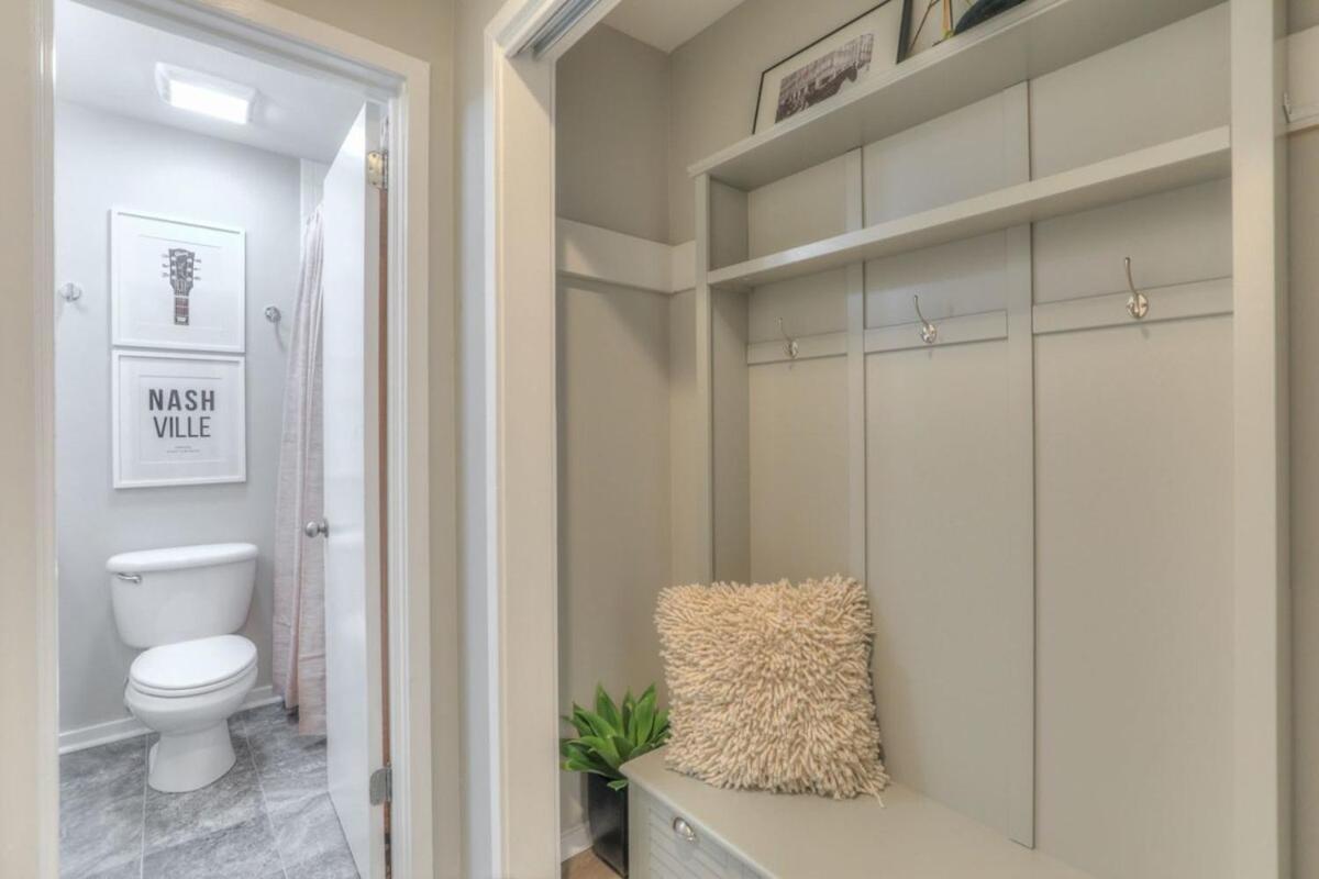Walk To Broadway Riverfront Condo With Pool 내슈빌 외부 사진