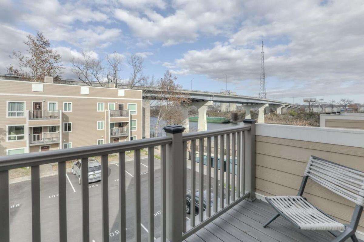 Walk To Broadway Riverfront Condo With Pool 내슈빌 외부 사진
