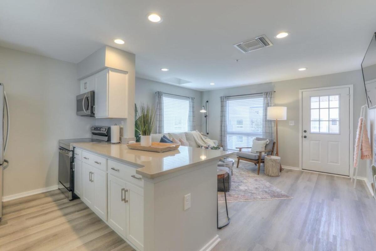 Walk To Broadway Riverfront Condo With Pool 내슈빌 외부 사진