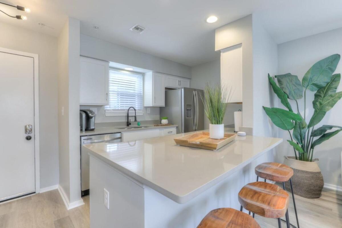 Walk To Broadway Riverfront Condo With Pool 내슈빌 외부 사진